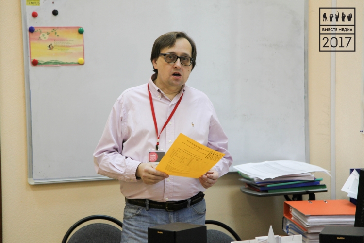 Вадим Колнобрыцкий, телерадиожурналист, телеканал «Россия-24»: Top Line - первая строка вашего материала - должна ПРОДАВАТЬ данную новость слушателю. Она должна быть короткой и ударной, содержать в себе основной смысл события, но не раскрывать это событие полностью.