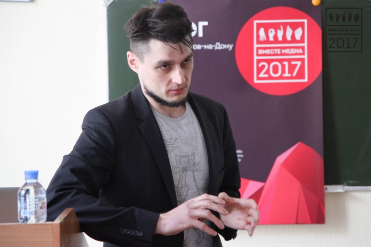 Сергей Паранько, редакционный директор медиапроектов Mail.ru Group: Каждый раз мы боремся за внимание читателя не только с другими медиа, но и с социальными сетями. И каждый раз читатель выбирает между текстом, который написал журналист, и сообщением, которое написала мама в мессенджере.