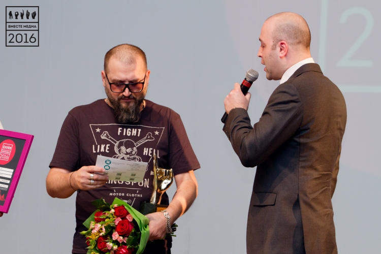 Станислав Середницкий вручает приз от компании «Тракт»